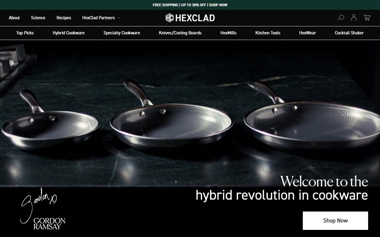 HexClad官网首页截屏，顶部绿条FREE SHIPPING | UP TO 30% OFF | SHOP NOW，导航含About/Science/Recipes/HexClad Partners与Top Picks/Hybrid Cookware等分类，hero为深色台面上的三口蜂窝纹煎锅，标题Welcome to the hybrid revolution in cookware，左下角Gordon Ramsay签名
